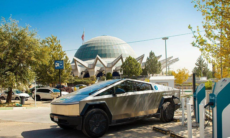 آیا خودرو تسلا قانونی در ایران شمارهگذاری شده؟ ماجرای تسلا در حال شارژ در عباسآباد