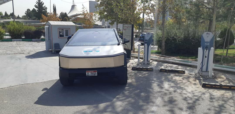 آیا خودرو تسلا قانونی در ایران شمارهگذاری شده؟ ماجرای تسلا در حال شارژ در عباسآباد